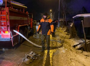 В дачном секторе Южно-Сахалинска 9 пожарных тушили бесхозное строение